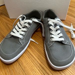 NWOT Splay tennis shoes for wide feet